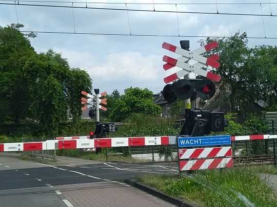 WACHT-voor-de-trein-1739982185.jpg